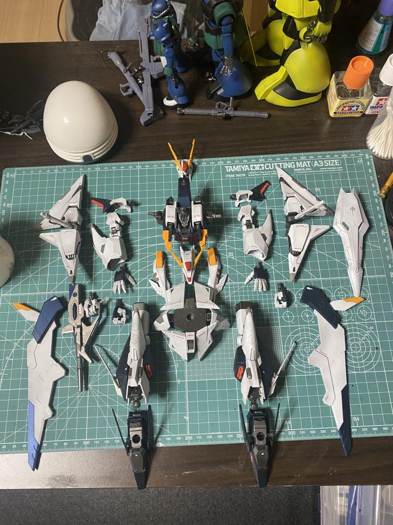 組み上げ前に並べてみたものになります。最後まで見ていただきありがとうございました。