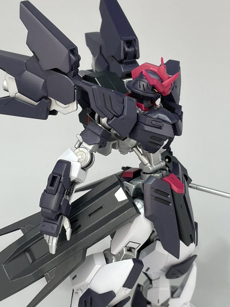 色についてですが、発売されたグレモリーの成形色が腑に落ちなかったので、ここで再現してみました。暗い色にマゼンタが馴染まずヤケクソで5、6回ドボンしてますwそれと完成してからの撮影が大変。縦に長いのとスタイリッシュさを感じるポーズを撮ろうとしたのですがアングルや収まりが難しく苦戦しました。リベンジ作品ですが今の技術、センスで良い物に出来たと思います。完成して良かった!