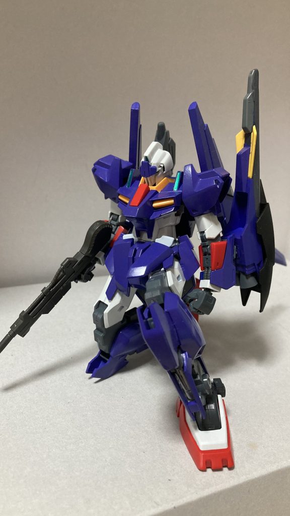 立ち膝元々脚部の可動の恩恵もあるため、中々綺麗に膝立ちができますハンドパーツはいつもの連邦系汎用手首ですが、今回はジェガンなどの大型の物になっています