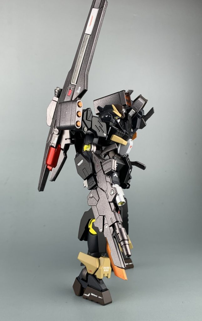 カラーリングに関しては黒を主体にリアルタイプカラーのガンダムを参考にしています。使用塗料は黒のサーフェイサーと「ガンダムマーカーMSVセット」を使用しました。UC系のガンプラではありませんが似合っていると思います。