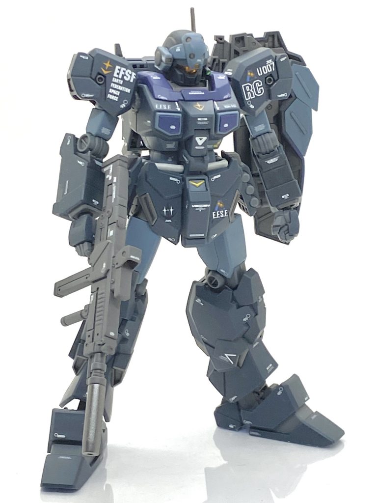 後は白化した合わせ目に混色しましたネービーブルーを薄くエアブラシで吹いていきますと・・・白化した所は全く成型色と同じ色合いになり「勝った！」と思い(笑)、つや消し吹きますと完全に違和感ない成型色な色合いになります。各部スラスター部はブルーグレーでしたが後ろスカート部のスラスター部だけは一体成型でそこだけ塗る為に混色したくなかったので全てメタリックにしてしまいました。いつもはメタリック部はマスキングしてまでつや消しにしないのですが、後ろスカート部のスラスター部のマスキングは相当面倒なので全てつや消しにしてしまいましたがイイ感じのメタリックになり、これからも使える表現になると感じました。