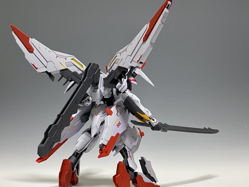 背中の羽が重く後方に倒れてしまうので、フレームに真鍮線を差し込み固定化してます。