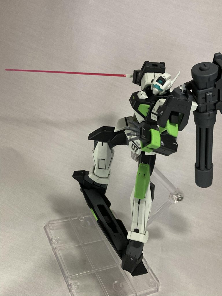 ビームサーベル、背中に収納されてるサーベルのデザインが好きなのでそのまま採用。切り裂く轢き逃げアタックが可能に