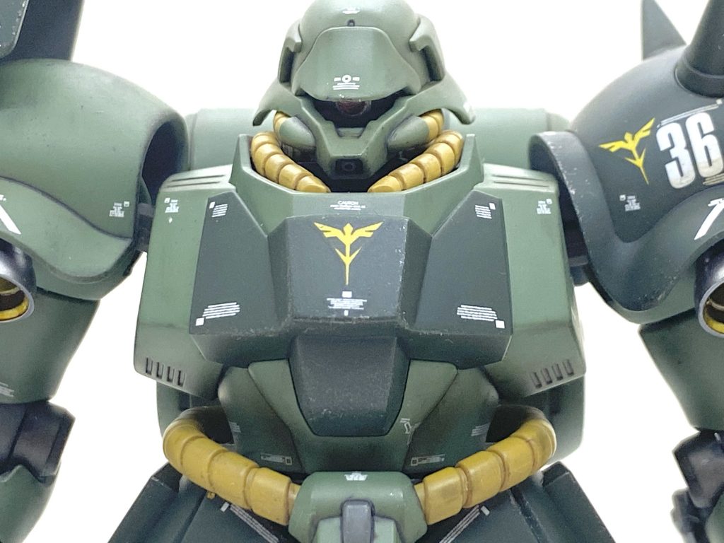 デカールはガンダムデカールのHGの逆襲のシャア ネオ・ジオン用とシナンジュ用をメインに市販のデカールを満遍なく貼って、カトキ風にしました。各部シリンダー部はミラーフィニッシュの金属光沢シートを貼りますが難しくない上に質感が抜群の良いので良いアクセントになります。