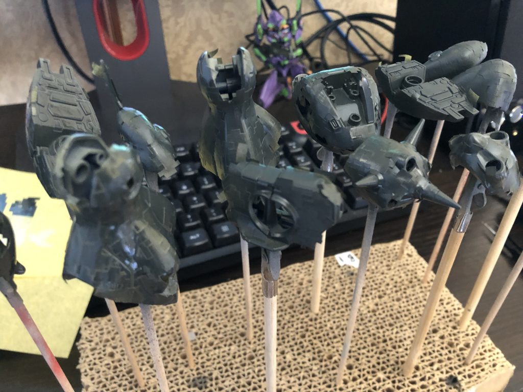 三層目グレーグリーン　その他白部にクレオス水性ディグティブホワイト　シルバー部スーパーアイアン2 ガンマカシャインシルバー　色分け黒部→水性ミッドナイトブルー　モノアイは手芸品に変更しております。