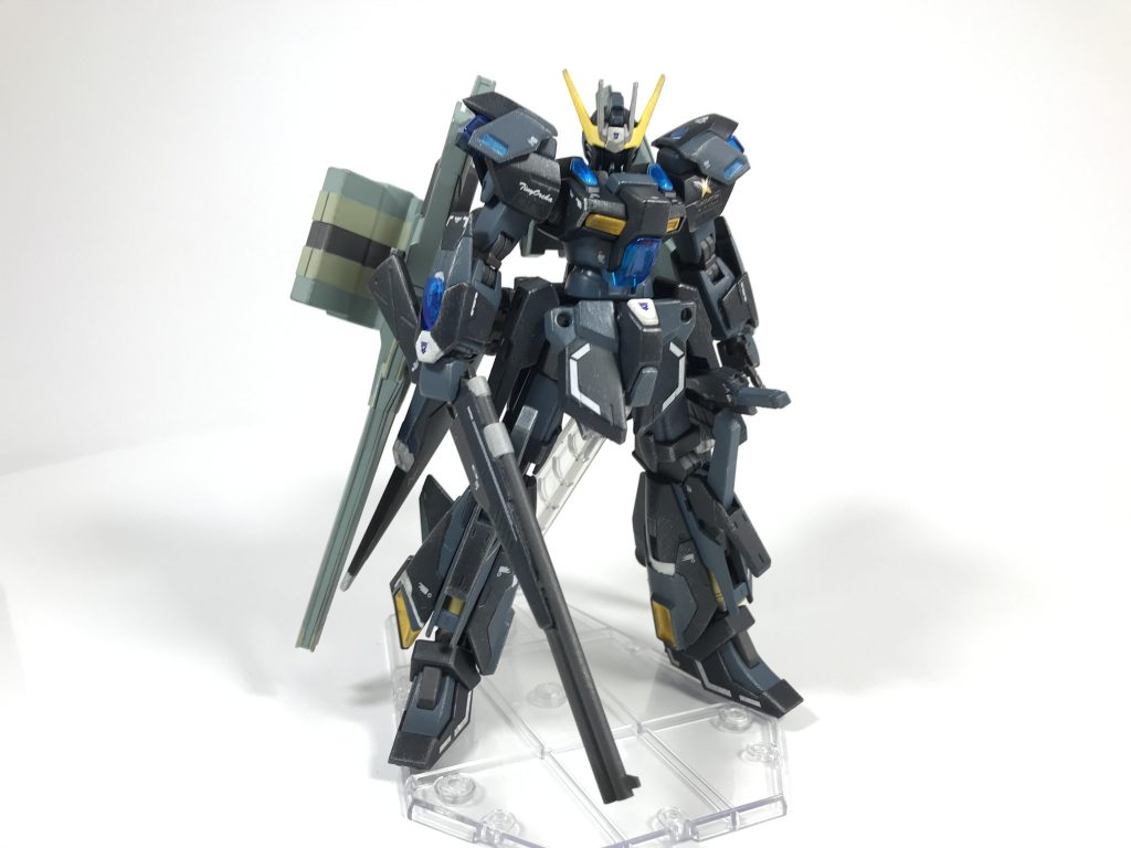 [高火力形態]アトラータのミサイルユニットは分離させ背部にマウントすることが可能。重量が上がることで、通常よりも機動力は下がってしまうものの、火力は大幅に増強されることになるため、フォース総出での火力戦時や広域殲滅戦などに利用されることが多い。