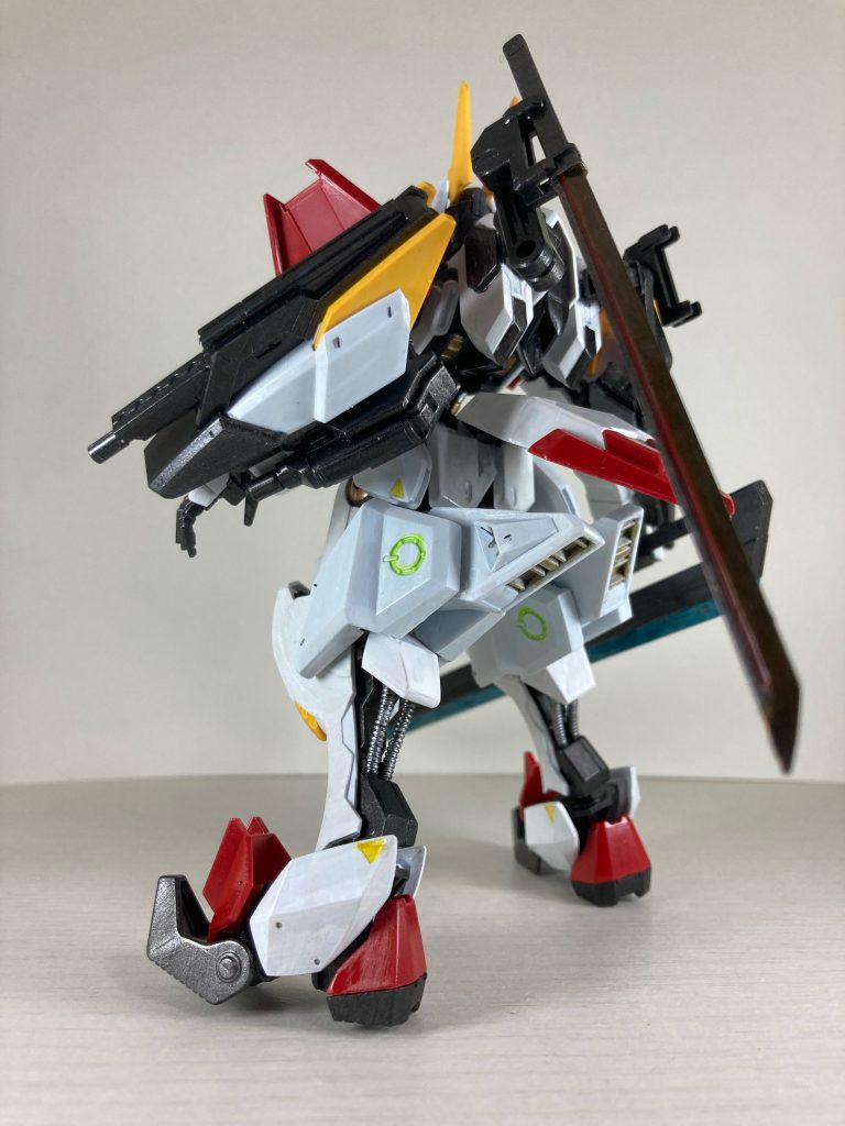 腕部には44mm機関砲と剣武から同じく小型機関砲を装備。