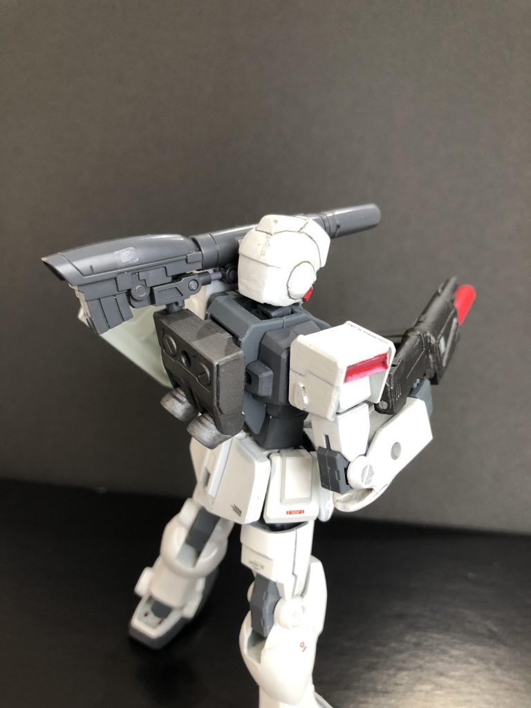 問題のバックパック。ストライクガンダムは3mmの穴がかなり深い位置に1つ。ガンダムのバックパックは2つ穴用。めんどいのでプラ棒を突き刺して接続しちゃってます。細かいこと言うんじゃねぇ。勢い余ってキャノンとか付けてみたり。