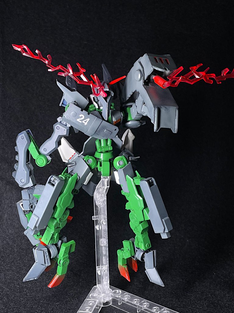 左腕部 ヘッドシールドMAのパーツであり、それ自体がセンサーとしてもシールドとしても使える。ソロモンの悪魔におけるナベリウスは、ケルベロスとしての一面もあるとの事なので、頭部、シールド、背部に頭を持つ機体にしてみました。