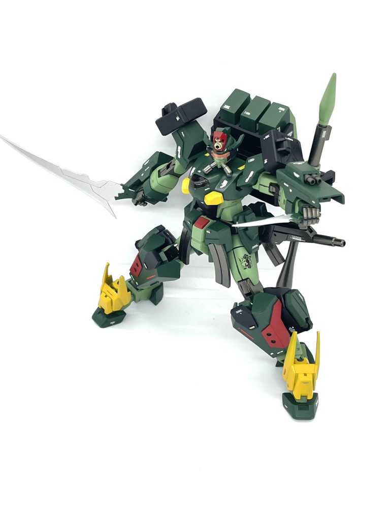 バックパックにマウントさせてある剣と左サイドアーマーにマウントさせてあるナイフを持った状態。ナイフはバイオハザード4のクラウザーが持ってるナイフを参考に作りました。