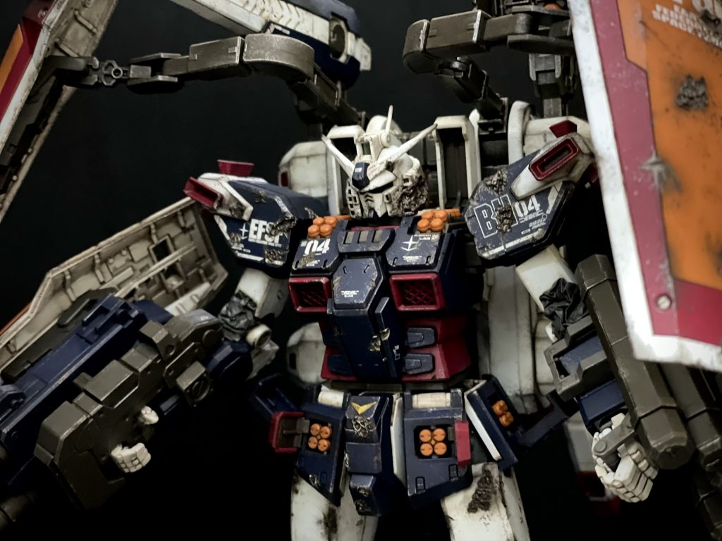 外部装甲もはんだゴテを使い単調にならないようにダメージ加工。頭部左側は抉れた表現をはんだゴテで行いました。