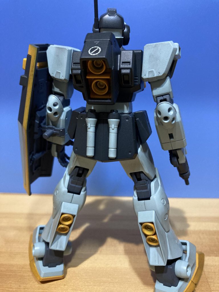 後ろ姿。肘部分を開口。見えませんが頭部のバイザーの左右のディテール部分も開口