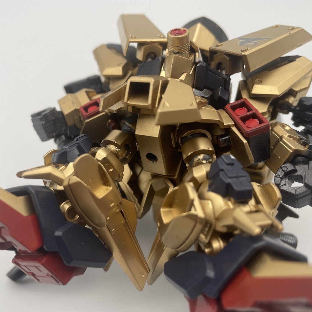 併せて脚部も少し延長。といってもボールデン大を一個かませただけ。スタイルがスラっとするだけでなく、可動範囲も広がってカッコよくポーズが決まるようになります。