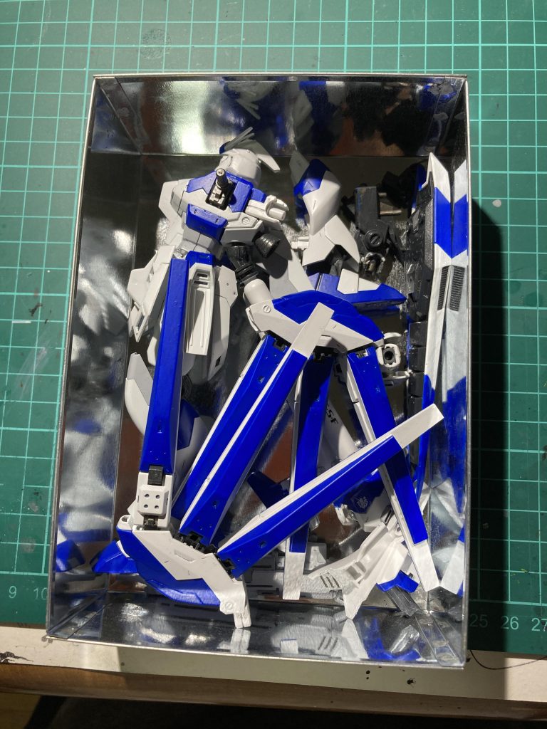 がしかし諦めるのはまだ早い。再販のタイミングでパーツも在庫が出るはずと見守るのですが…ABSパーツだけは待てど暮らせど一向に在庫が復活しない!!!ABSって現行のガンプラにはあんまり使われないのと、多分エコプラに再生も出来ないんですよね。そりゃバンダイも在庫抱えたくないですわな…しかし待ち切れずに一足先にバラされてしまったこのHi-νガンダムは一体どうすれば良いのでしょう?格安でジャンクパーツが見つかるまでこの箱に安置して、ビスト財団のおじいさんばりに目覚めの刻を待つのでした。以上となります!長々々と失礼致しました。