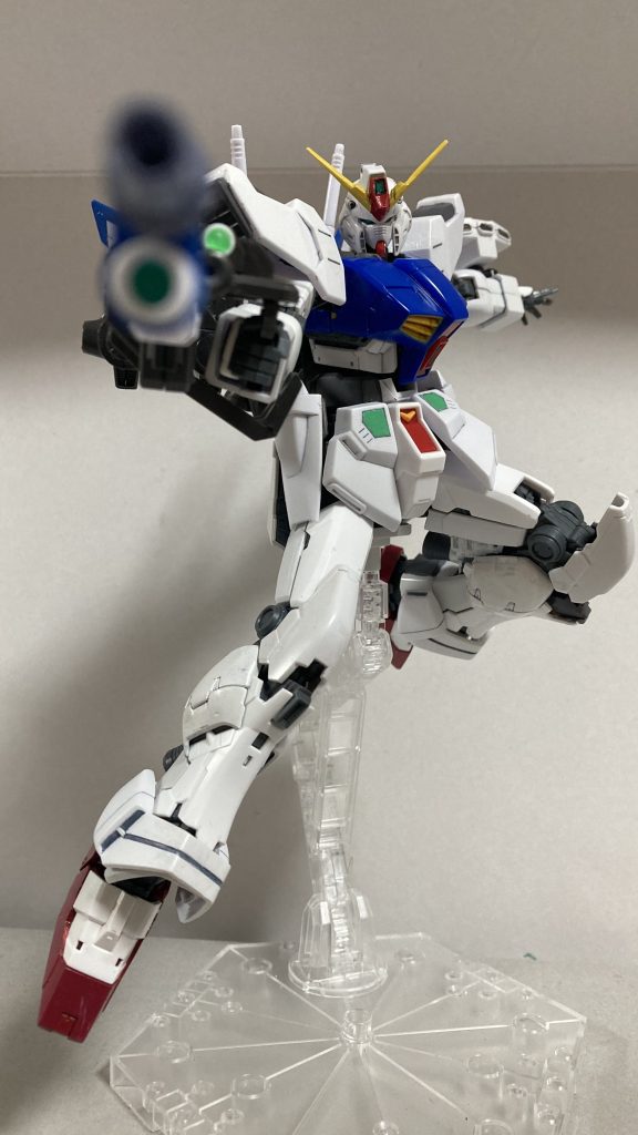 メインウェポン「G-B.R.D」メインの銃口の大型化、砲身下部とハンドグリップ上部のセンサー？へのクリアパーツ設置、左右に付いているマシンガンの銃口を開通…などなどチョロチョロと弄っていますまた青の部分塗装が綺麗にいきました 