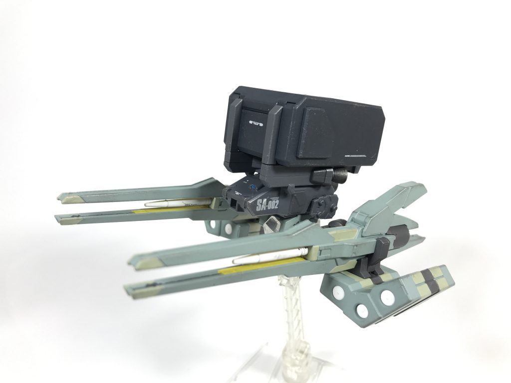 [SA-002 アトラータ]飛行型の支援機。フォース内での共通追加武装として用意されたミサイルユニットの運搬用という立ち位置で上部には多目的コンテナも搭載されている。アトラータという名前は、大型のハエトリグモ、カラスハエトリの種小名が由来。