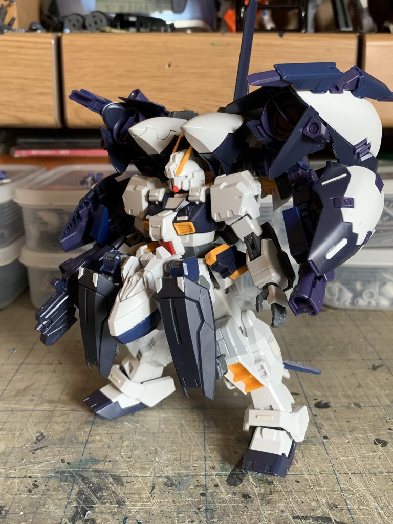 後は全体にプラ板を貼っていって、小手やフロントアーマーを弄って工作は終わりです。塗装はサフ無し、筆塗りとなってます。GUNSTAさんには三年ほどしかお世話になっていませんが、これからも盛り上がっていく事を願っています。ご清聴ありがとうございました。