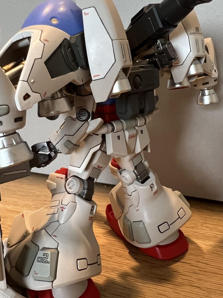 シロい部分はガンダムマーカーでマーカー塗装、隠蔽力高くて重宝します。