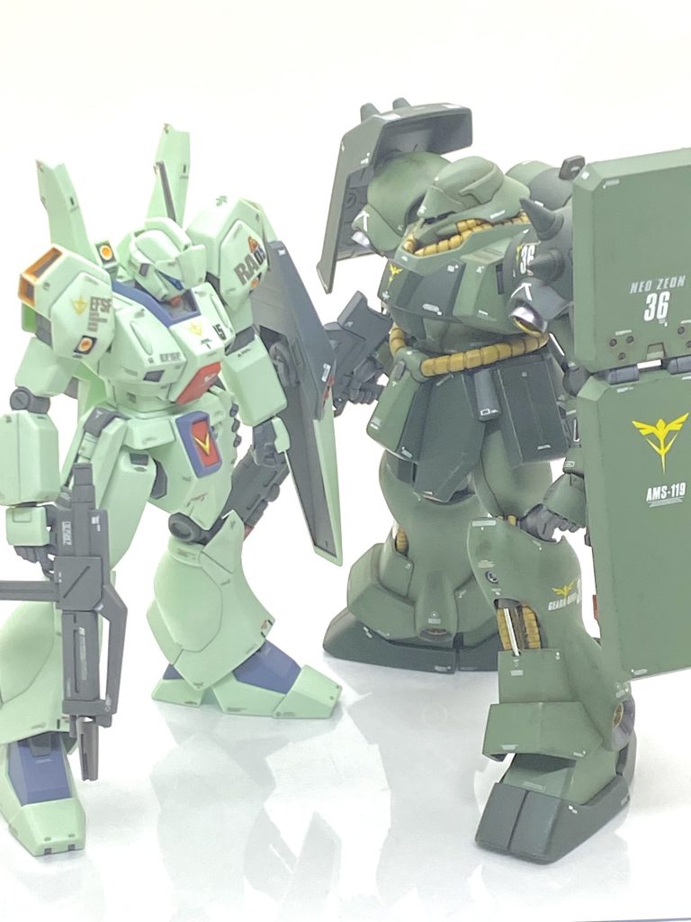 ライバルのジェガンと。同じ量産機とは思えない程にギラ・ドーガはボリュームがあり、マラサイやザクⅢから受け継がれたのがわかります。