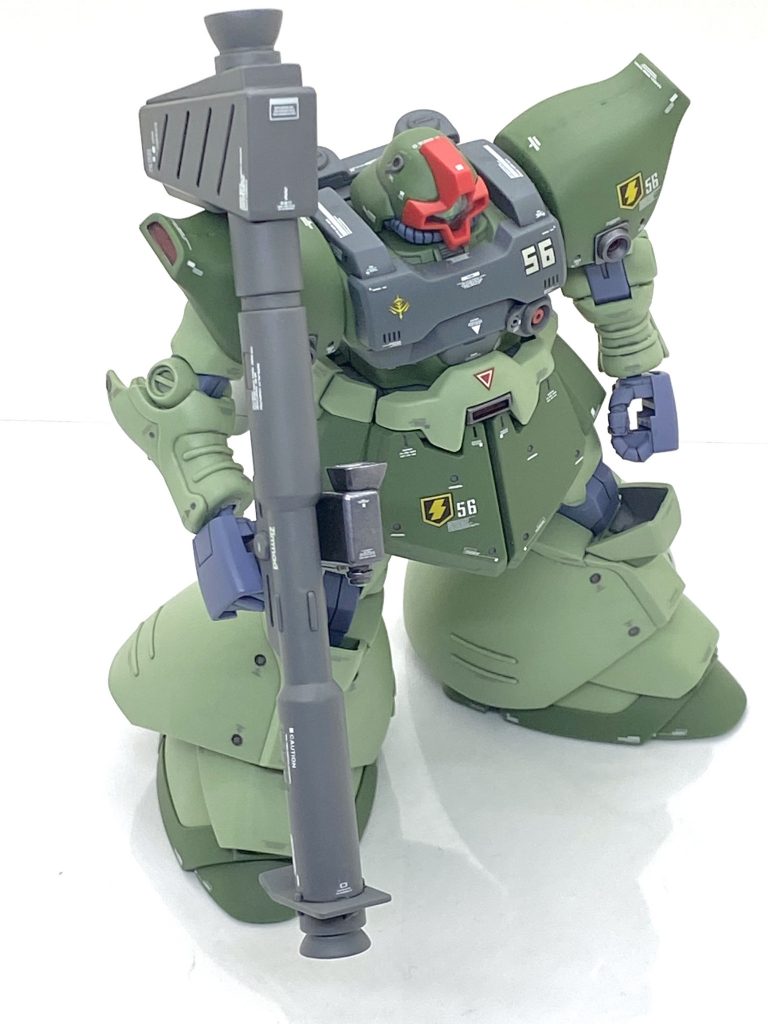 ドムといえばジャイアントバズーカなので合わせ目を消して全塗装しました。スコープはメタリックにし、単純にならない様にしています。