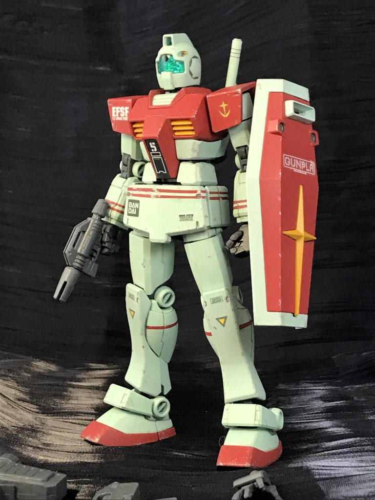 スタイルにはかなり自分の好みが入ってます。肩はストーンとウエストはズドーンと昭和ロボ体型ですね。なんせコアファイター入ってるガンダムの量産機ですからね。「入ってるぞ!」とウエストはズドンとしてて欲しいわけです。