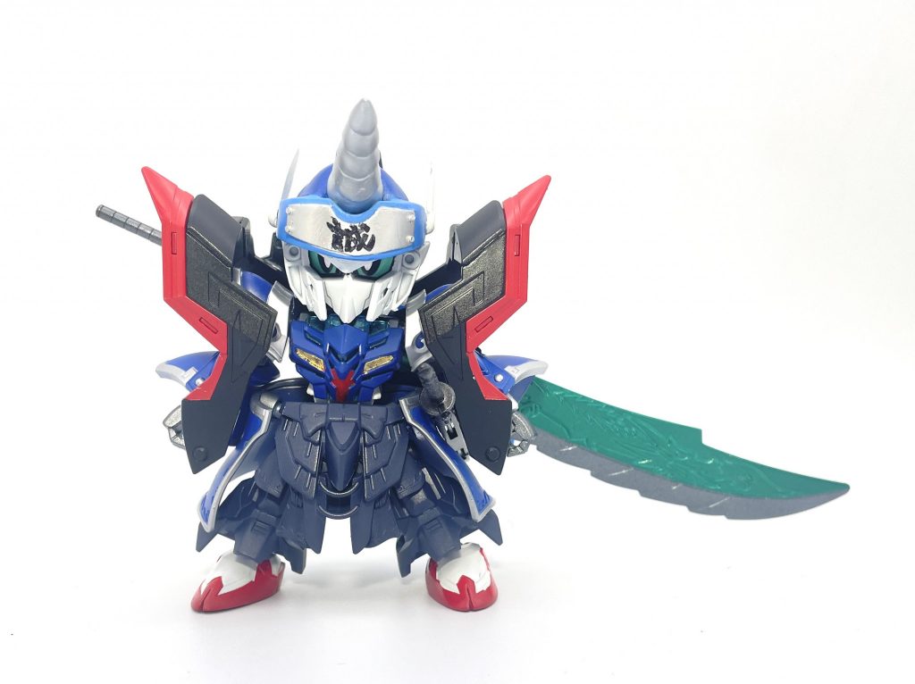 正面はこんな感じ。背中には竜の盾が変化した烈龍刀を装備しています。モチーフは新選組です。騎士→武者にリデザインするにあたって、バイザーを額当てに。誠の文字はマッキーで書きました笑角と頭周りはアルガスナイトのパーツを芯にしつつパテで造形。