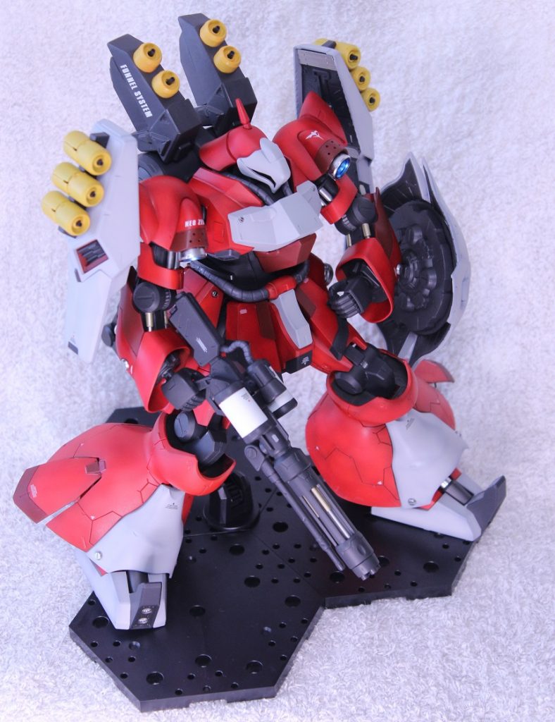 腕のパイプ部分がすべて一体成型だったので作り直したり，腰アーマーの形状および大きさを変更したり，足のバーニア部分を作り直したりしています。あとアニメ設定上，足サイドアーマーの上に足フロントアーマーがのっかっているのが正しいとは思うのですが，どうにも好みに合わないので，足フロントアーマーの横に足サイドアーマーがついているように見えるよう改造しています。