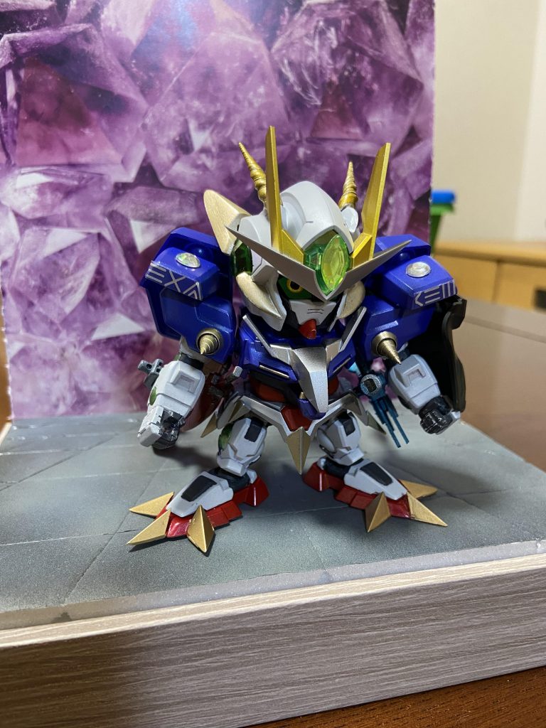 色塗って完成✨リビングでの色味はこんな感じです！青と赤の剣持つのに青に寄りすぎないよう、紫要素を取り込めたので気に入っております！白…シルバー下地からキャラクターホワイト青…メタリックブルー下地にブルーバイオレット遠吹、ホワイトパールうっすら銀…シルバーリーフグレー…ジャーマングレー金…ゴールド、箇所により+クリアイエロー　　箇所によりチタンゴールド頭部のアンテナだけマスキング色分け、後は筆です✨最後まで楽しんで制作できました！良ければいいねコメントお願いします！