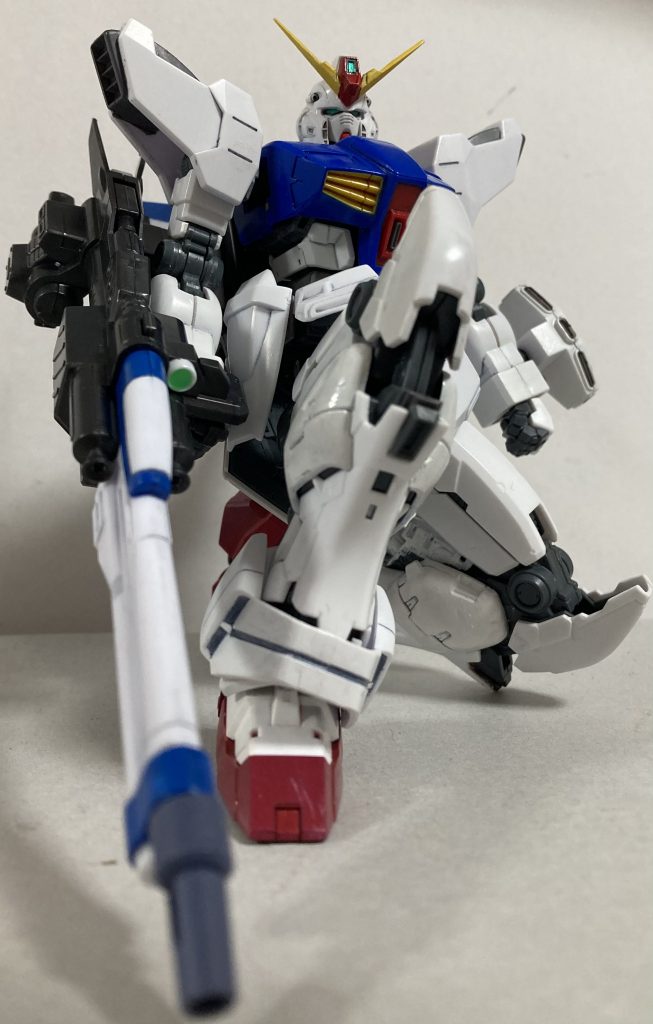 立ち膝元々νの可動域がとても広いため自然な膝立ちが今回もできますですが足を曲げすぎるとフロントアーマーが弾け飛んでいきますまた膝のシリンダーは曲がっていて外れやすくなっていたため取り外しました