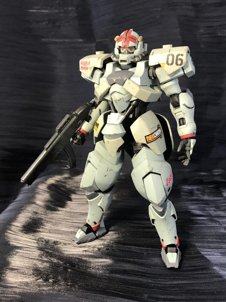 「人が入ってそう」に見えるよう、肩ら辺を切った貼ったしてます。それで、放置してた理由がフィギュアとして見た場合に頭身の合うヘッドパーツが無かったからなのですが、なんとなくグフとコードギアスのアレクサンダのヘルメット部分合わせたら行けそうな感じになりました。