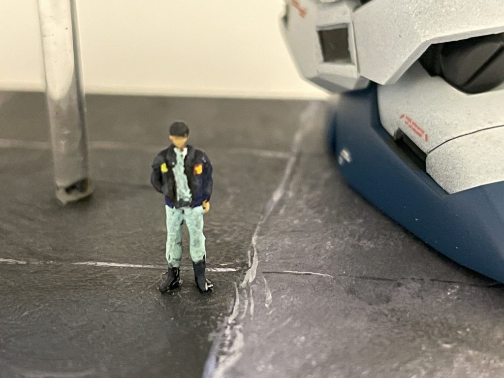 1/144のフィギュアはアニメを見ながら色を作って塗装