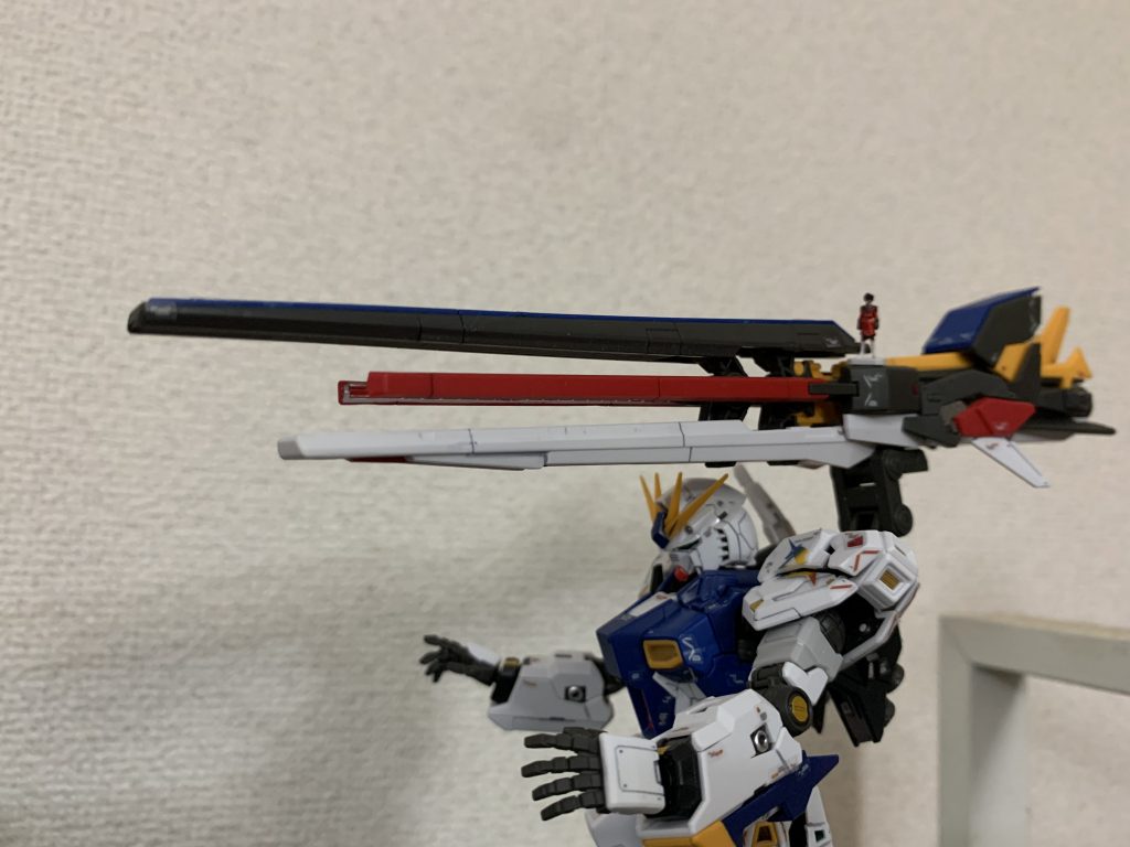 フィンファンネルランチャー（名前合ってる？）を展開。後方の黄色のパーツを後ろに引っ張ると、連動して先端がパカッと開きます。しゅごい❤️カッコよくポーズ決めたいですが関節がふにゃふにゃになるの嫌なのであまり動かしてません。