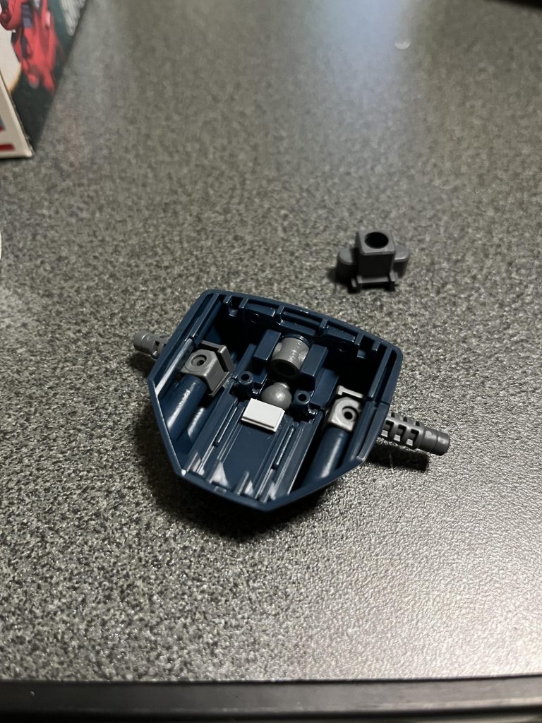 ネットで色々調べたのを参考にプラ板を追加して胴体延長してみました他にも脚の延長や肩のパーツの改造など色々しましたが写真撮り忘れました...