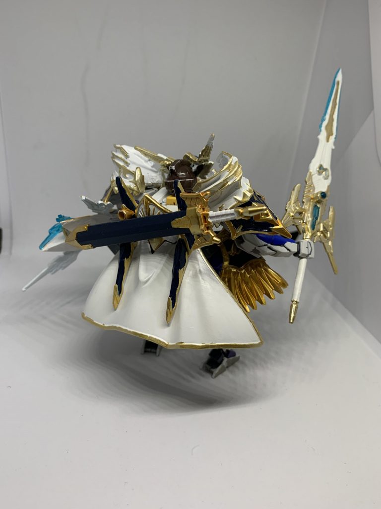 フルアーマーモードの正面やポーズ、背面。肩はネオジム接続です。盾は確かバラ売りしてたドレッドノート？か何かの盾に色々アーサーのパーツをくっつけてそれっぽく。背中の剣はジャスティスナイトから。