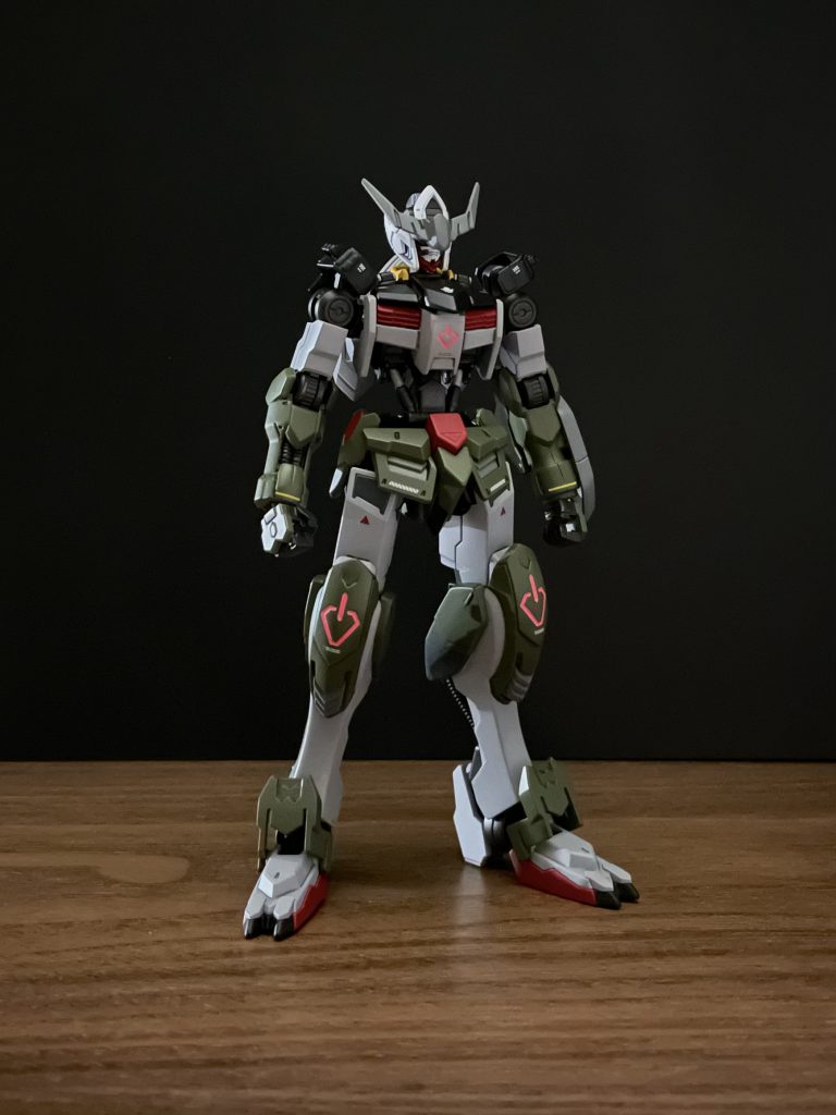 カラーリングはリアルタイプガンダムのカラーリングを参考に塗装しました。腕の黄色のラインデカールなどでよりリアルタイプっぽさを出してみました。
