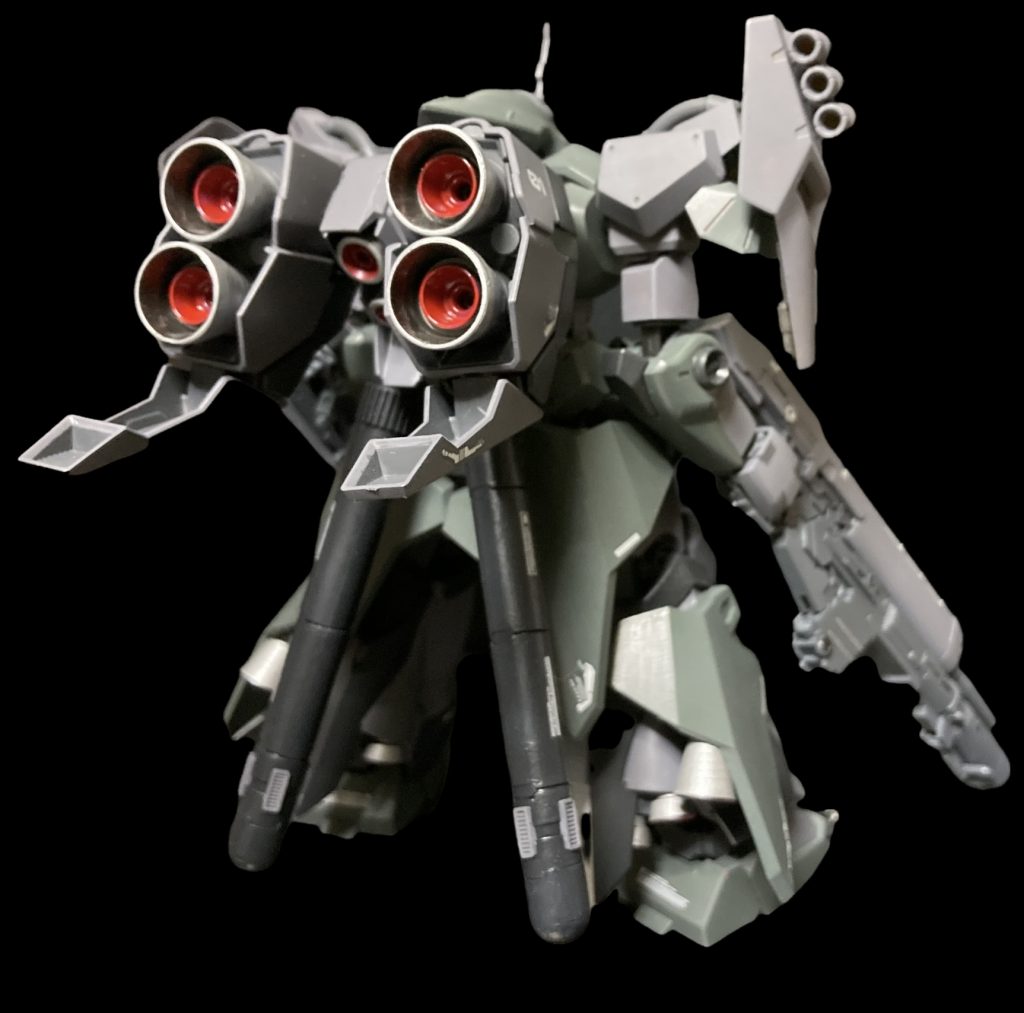  1番拘りポイントのバックパックです。NTガンダムA装備からブースターを持ってきてシナンジュスタインのバックパックと接続しました。プロペラントタンクもコトブキヤの物に変更大型機体はバーニアをたくさん付けたり大きくできるおかげで高推力なイメージを持たせれて良い…！脚も高機動型ぽく見せたくて余剰パーツを転用してバーニアを追加。この転用は色んな方がやってて良いなーと思い取り入れさせてもらいました。初期生産ではあった余剰パーツ、仕方ないとはいえ無くなったのは悲しい。