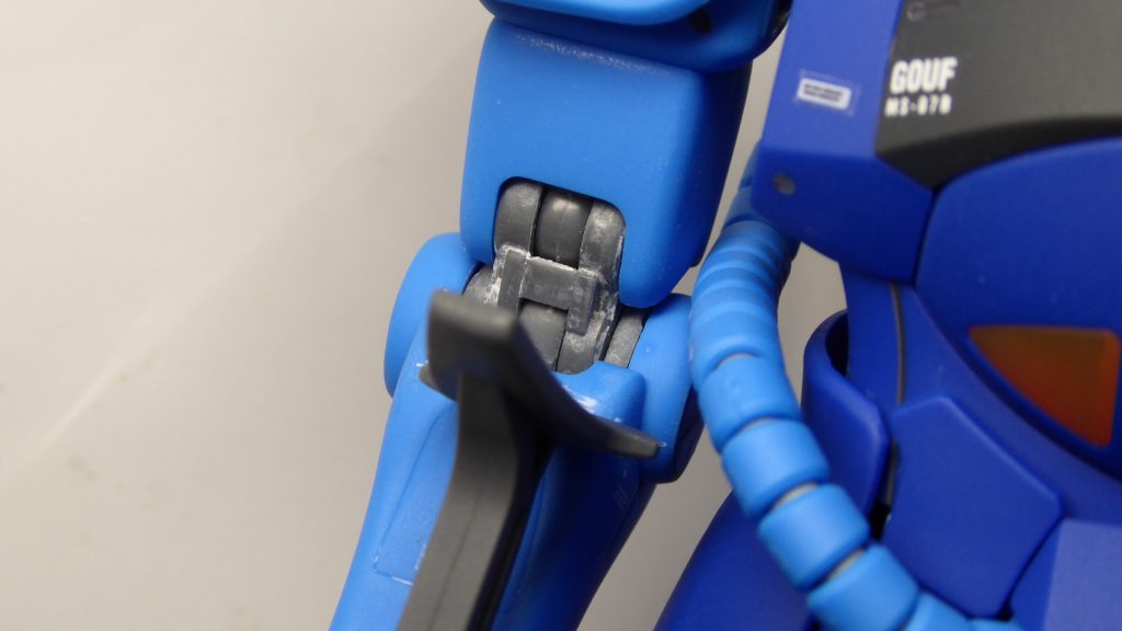 つや消しスプレーを吹いて最後に組もうという時にまだ乾燥しきらない内に触ってしまった為、対処法も知らずにやり直しました。その為関節が白くなったり、一部デカールが足りない部分がありますが今回は戒めとしてそのまま残しました。