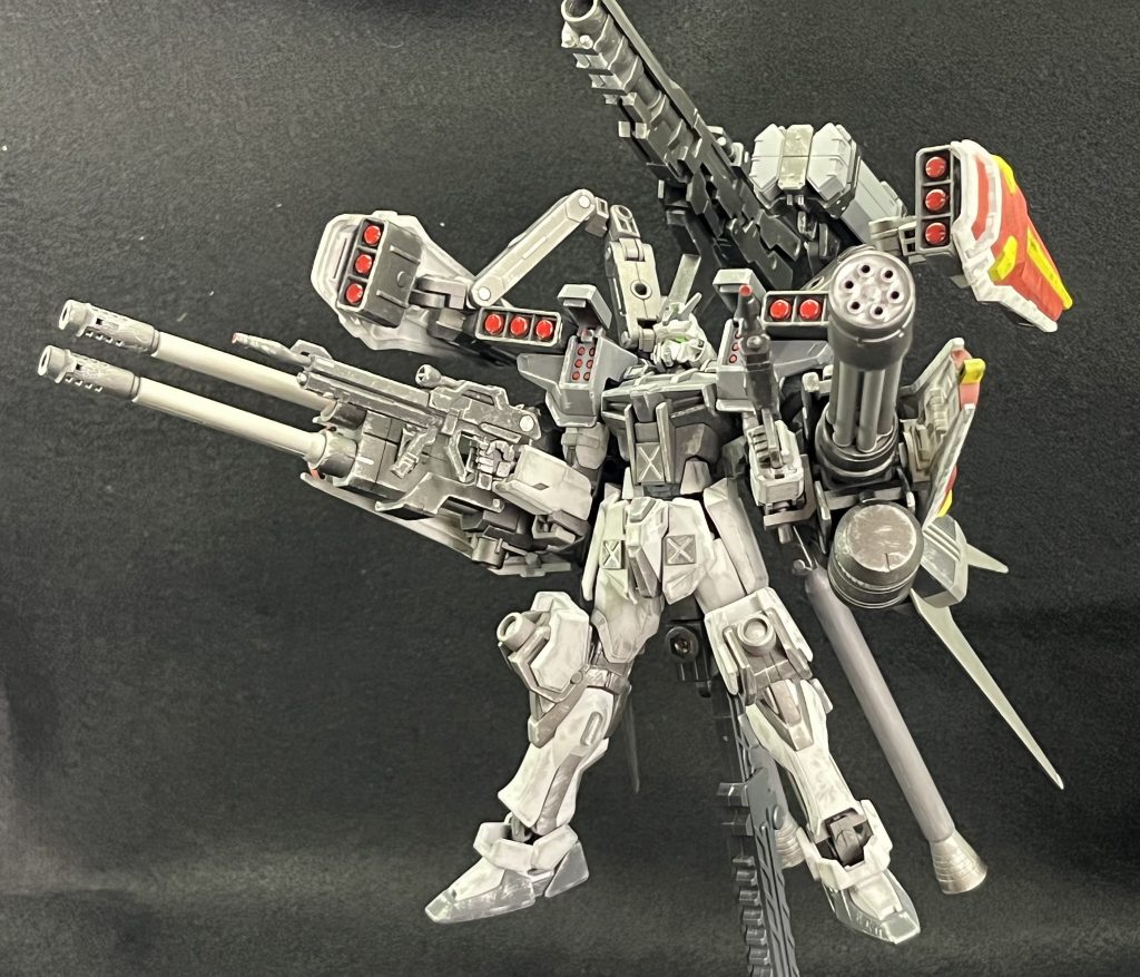 フリーダムにも負けないフルバーストモード。むしろ、弾幕はミーティア級?本体肩は、HGバスターガンダムから。そのままでは、組んでも緩かったため、ポリキャップを加工(後述)しました。他にも、HGBCのオプションパーツや、膝にはアーマーとして余った本来の肩パーツを、背部からのミサイルポッドは『境界戦機 メイレスビャクチ』から拝借。ここまでの改造も初めての経験でした。
