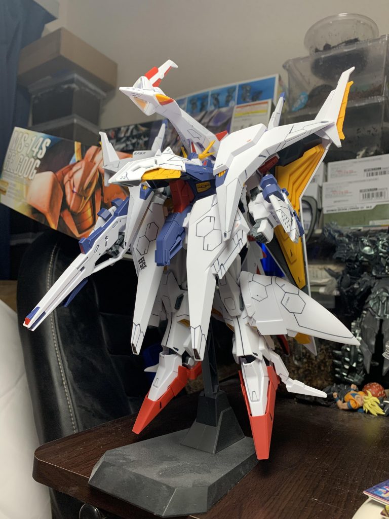 気持程度に、先日組み立てて余ったMGジムやZガンダム2.0のデカールを貼り始めましたが、大した数がないのと、意味が感じられなかったのでやめました。