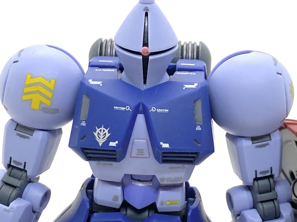 デカールはガンダムデカールのHGジオン軍MS用2、3やMGギャン用、などをメインに市販のコーションデカールも貼ってカトキ風にしました。マ・クべが「私用に開発して頂いたMS」と劇中で言っていて、彼はエレガントなので(笑)、ジオンのマークもメタリックのを使いました。