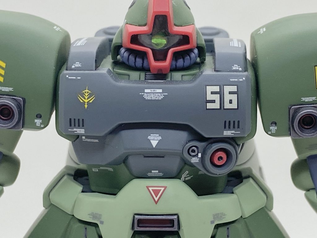 デカールはガンダムデカールの機動戦士ガンダム0080シリーズ汎用2とベルテクスのコーションデカール、HGシナンジュ用のデカールなどを満遍なく貼って、ジオノグラフィ―風を目指しました。モノアイやバズーカ等のセンサーは定番のクリアー化で裏にラビーを貼っています。