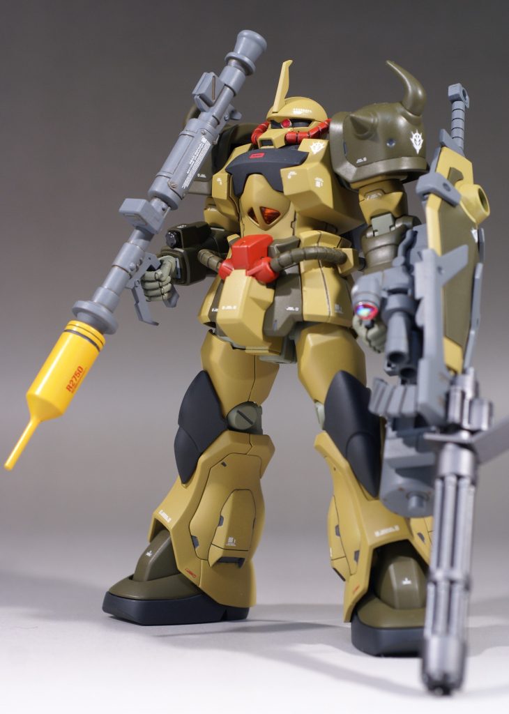 改修内容は次の通りです！各部スジボリ、モノアイ、スコープをHIQパーツの物に。股関節を1㎜下に。カラーリングをデザートタイプに。武器は、ロケットランチャーを装備。