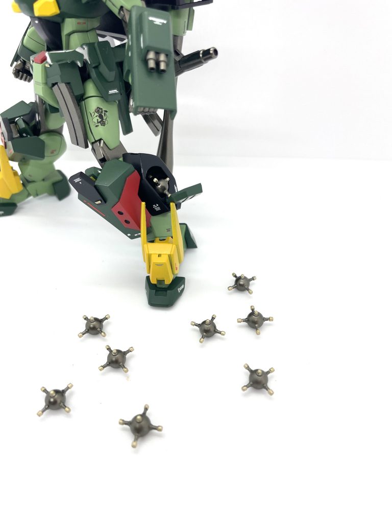 両脚部には宇宙機雷のハイドボンブを収納するポッドがあります。