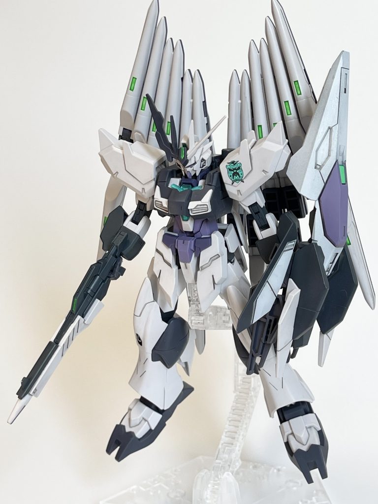 息抜きにさっくり作るつもりだったのでデカールはほぼ無しです。実際、宇宙世紀モチーフの機体だけど分類はアナザーガンダムだし、なんならビルドダイバーズの原作設定に則ればアルス由来の異星テクノロジーなので、どんなマーキングが妥当なんだ?という難しさがあります。一応公式からフェイクν用のデカールが出てますが在庫もなく…