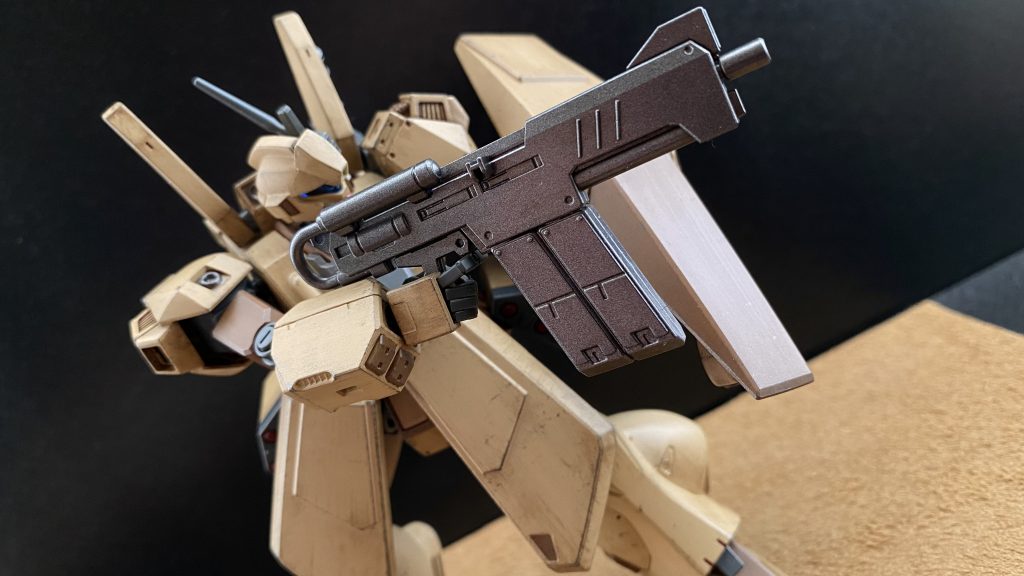 互いに有効打を与えられないまま、時間だけが過ぎる。そんな中、ふ、とした疑問。大尉を狙ったメガ粒子砲。目の前の敵機は、実弾のみの兵装構成。量産タイプのサザビーは腹部メガ粒子砲はオミットされているはず。そんな疑問に大尉は、「あのバカ巨大いシールドの裏に小型のジェネレーターらしいもんが見えた、おそらくソイツだ。だがソイツを未だつかわねぇのは、チャージに時間がかかるか。あるいは」 …命中率が悪いかだ。…たぶんドヤ顔で言っている。こんな近距離での撃ち合いであれば、精度なんて関係ないと思うけど。 いずれにせよ用心しておけ。そんな大尉の声を聞きながら回避運動、移動先を読んで撃ち出されるバズーカが、厄介だ。こちらも後方援護の形で、ハワード、ジョナサン、二機のバズーカによる攻撃をして、これである。ワンマンアーミーかよ。大尉の言う、シールドの動きに注意を払いながら、思う。「マイルズ、ホバーに火を入れろ。八の字マニューバを仕掛ける」 大尉の言葉が終わるより早く、ホバーシステムをオンにする。八の字マニューバ。ホバー機動により、相手に対し挟み込むように8の字描くように機動、その交差する前後の決定的なタイミングで有効打を撃ち込む。この部隊の十八番と言えるマニューバだ。「いくぜ、ロックンロールッ!」 大尉の叫び声、大尉、四十手前でその叫び声は、恥ずかしいです。それぞれ左右に分かれて、自機と大尉の機体が、敵機に迫る。ハワード、ジョナサンのバズーカに動きを止めた、敵機に攻撃。シールドの動きを誘導、そうして空いた敵機の隙に、大尉のヘビィマシンガン銃身下部のランチャーが…。