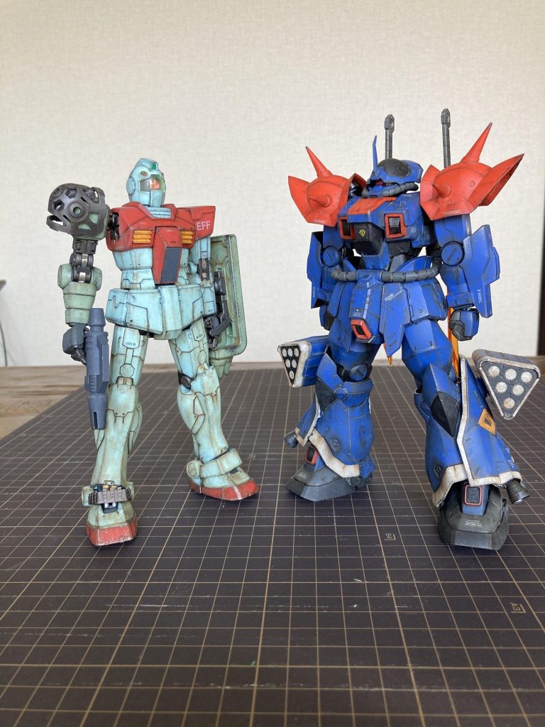 以前投稿しましたジム鹵獲機とパシャリ。ジム本体は林哲平さんから、汚しはらいだ〜Joeさんからアイデアを頂きました。今回は汚し方でお二方の方法を混ぜてみました。以前のドムトローペンの汚し方に、いろいろ試してみたという感じで、どちらも地上ウェザリングですがそれぞれ違う雰囲気が出てるかな‥?と思います💦