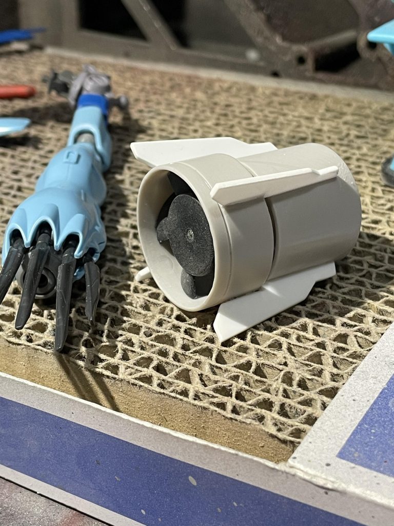 スクリューはスクラッチが面倒だったので、車の壊れたLEDライトのパーツを流用。