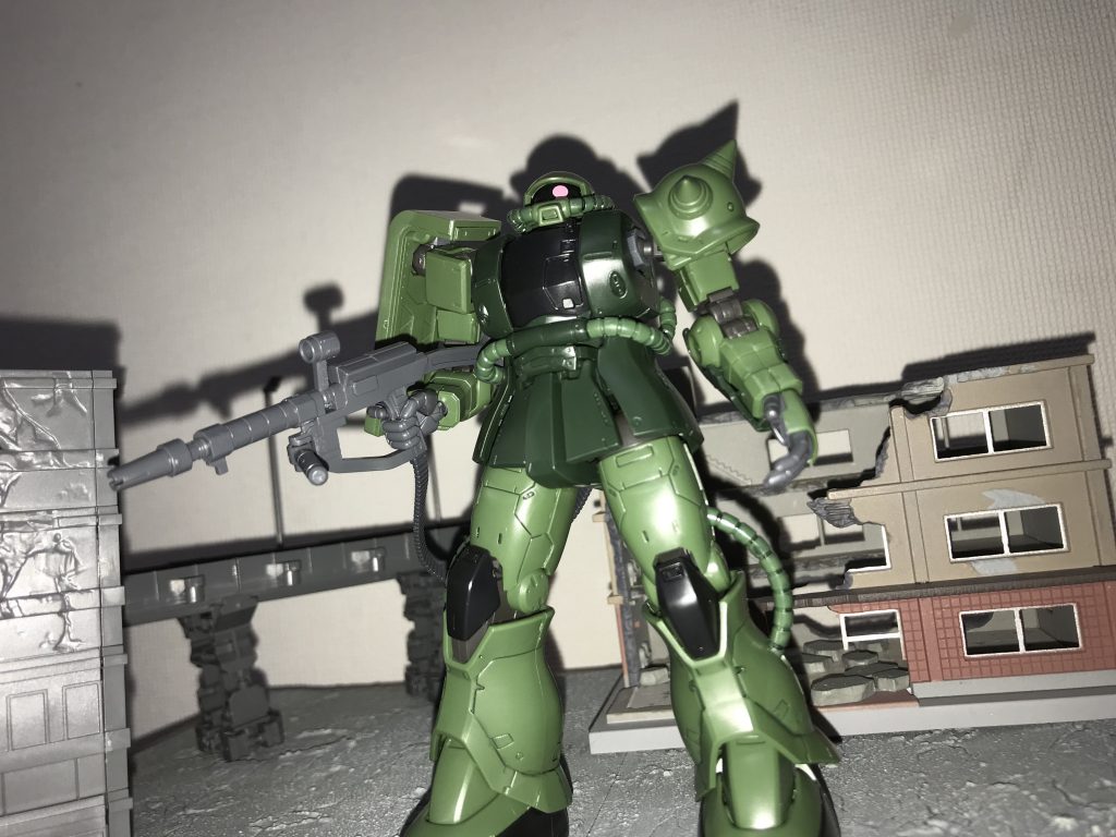 ディスプレイベースを使って写真をいくつか!市街地を哨戒するザクⅡ。武装はランドセルから装弾するタイプのザクマシンガン。