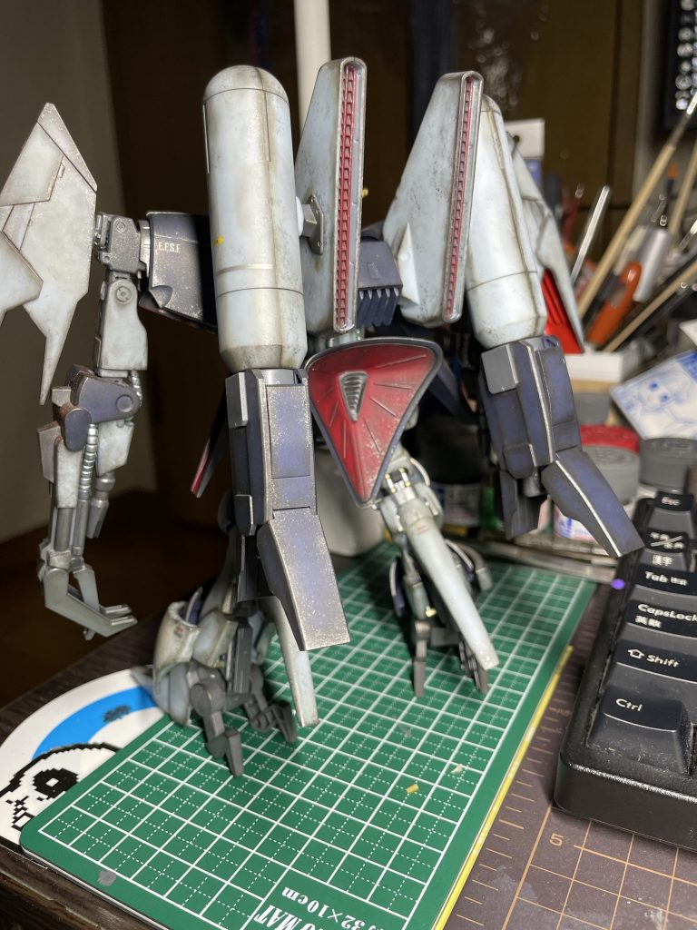 モビルスーツは綺麗な訳ないというコンセプトです。汚し塗装を基本的に思い浮かべ、実際の看板など参考にしサビなど垂れ具合など行ったつもりになります。