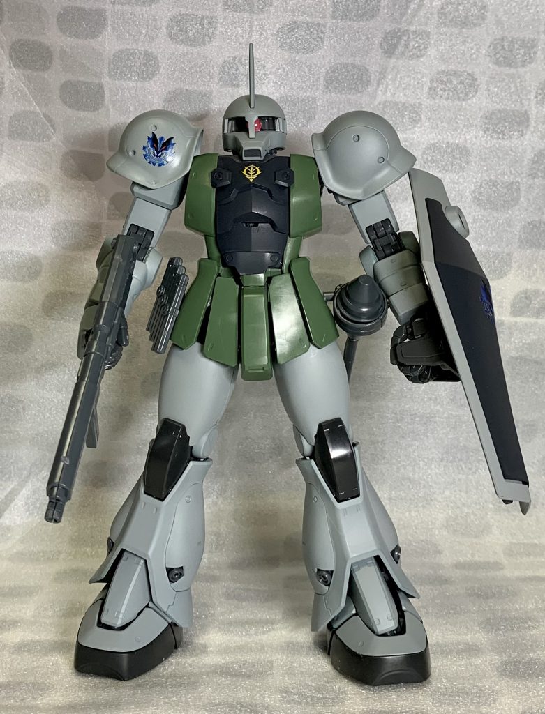 何はともあれ先ずはゲラート・シャマイザー少佐機あるいはゲラザク、ゲラシュマ機全然作る機なんてなかったしマット機のカラーパテが失敗だった時点で2度と作るかっ!と思ってたけど喉元過ぎれば何とやらマット機が何とか形になった時点でまぁ、もう一回位なら?と挑戦